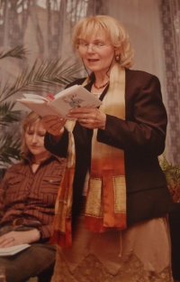 Draga Zlatníková reading her own verses in the library
