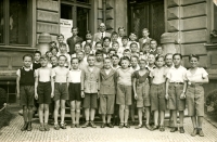 Vladimír Munk před základní školou v roce 1938 (dnes ZŠ Bratranců Veverkových)