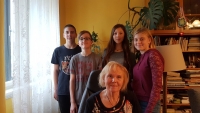 Pupils of the 3rd Poděbradova Elementary School in Jičín at home with Dga Zlatníková during the filming of Stories of Our Neighbors