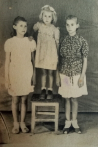 Vpravo Iryna Volodymyrivna Potapova, vlevo její sestra 