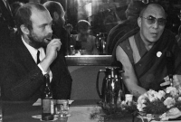 Osobní tajemník prezidenta Václava Havla Alexandr Neumann s dalajlámou při jeho návštěvě v Praze