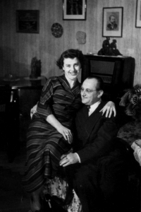 Manželé Šteklovi o Vánocích v bytě v Ječné ulici, Praha, 1955