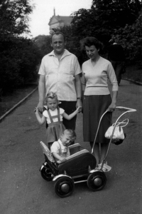 Šteklovi na procházce s dětmi na Karlově náměstí, Praha, 1961