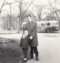 Alois Sassmann s otcem Františkem v budějovickém parku Na Sadech (1965)