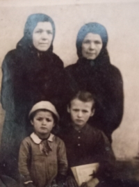 Vlevo dole pamětnice, nad ní stojí její maminka