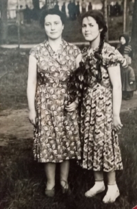 Vpravo Lidija Jefremivna Jarostjuk