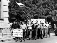 Emil Sedlačko s vlajkou v rukách, 21. august 1968 v Trenčíne