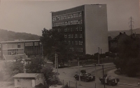 Tanky před Ústavem makromolekulární chemie AV ČR v srpnu 1968 