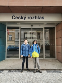 Žákovský tým po natáčení v rozhlase