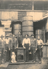 Bednáři Vomočilovi vyráběli kromě sudů např. pračky na prádlo