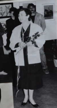 Maxmiliána Píšová na výstavě svých fotografií (počátek devadesátých let)