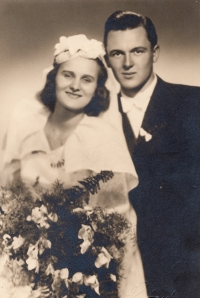 Na svatební fotografii z listopadu 1947