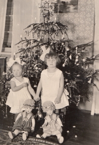 Se sestrou Olgou o Vánocích v první polovině 30. let 20. století