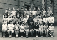 Roman Skamene na základní škole, v poslední řadě první zleva, 1965