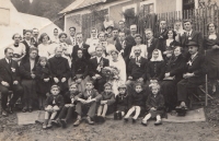 Dole zleva: 2. Jaroslav Zemánek (budoucí manžel pamětnice), 4. František Pravdík, 5. Jitka Pravdíková (později Zemánková)