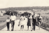 Rodina Sassmannova, zleva Alois, František st., Marta, Marta st., František, Jana (1968)