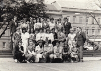 Alois Sassmann (nahoře vlevo) se spolužáky v učebním oboru prodavač elektro (druhá polovina 70. let dvacátého století)