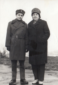Alois Sassmann s matkou Martou při vojenské přísaze (říjen 1981)