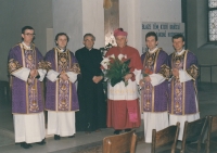 Alois Sassmann (druhý zprava) při příležitosti svěcení na jáhna, po jeho levici Miloslav Vlk