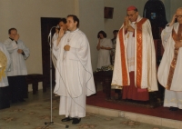 Alois Sassmann při sloužení první mše svaté v českobudějovické katedrále, v pozadí Miloslav Vlk (1990)