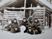 Pavel Mahdal (vpravo) na zimním cvičení na Dobré Vodě, 1985