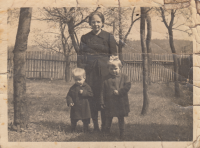 Marie Vašková s bratrem a matkou, Hrabyně, 1943