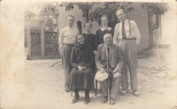 Otýlie Eichlerová s rodiči a sourozenci, Pustá Polom, cca 30. léta