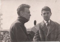 Na závodišti v Pardubicích, R. Brož zpovídá mistra ČSR Josefa Tomáše, 1963