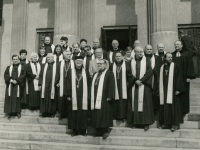 Oldřich Richter jako jediný v civilním obleku
