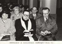 Oldřich Richter při ordinaci a instalaci biskupa v Praze v roce 1982