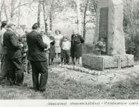 Při pravidelném setkání u pomníku v Němčicích, 1984