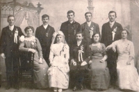 Otec pamětníka Vladimír Michalička na svatbě Stránských v roce 1914, druhý zprava v horní řadě ve světlejším saku