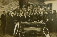 Pohřeb dědečka Kuchynky v Závidově, 1933