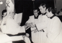 Alois Sassmann (zcela vpravo) s kardinálem Františkem Tomáškem (1987)