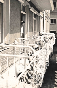 Práce v kojeneckém ústavu