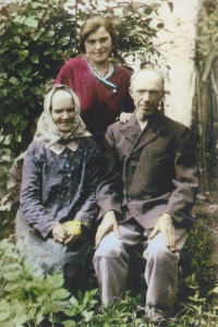 Vlastimila's mother Marie and the Kruml grandparents. "Even when grandpa got new trousers, grandma would sew on a patch on the right trousers because he would always cut and peel willow twigs on his right knee."