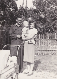 Manželé Málkovi se svým prvorozeným synem (*1962)