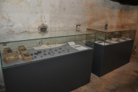 Ve vitrínách firemního muzea vidí návštěvníci makety válečné výzbroje, které sloužily k výcviku pilotů Luftwaffe