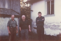 Josef Vávra (vpravo) se svými strýci Antonínem Hasilem (vlevo) a Součkem v Zábrdí (1963)