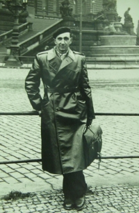 VK v koňském kabátě na Václavském náměstí, 1960