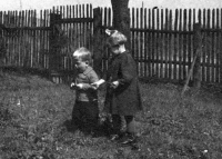 S mladším bratrem, Hrabyně, cca 1943