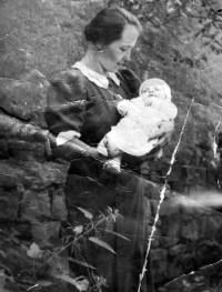 Jako nemluvně s maminkou Otýlií Eichlerovou, 1941