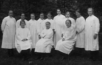 Otýlie Eichlerová (první zprava sedící) s kolektivem ošetřovatelek opavské nemocnice, konec 30. let