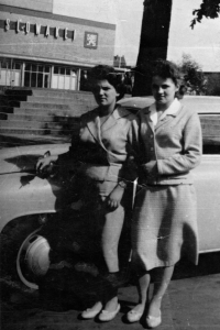 Marie Vašková (vpravo) s kolegyní na zájezdu, 1960