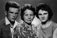 Marie Vašková s matkou a bratrem, 60. léta