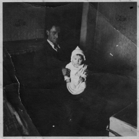 Marie Vašková s otcem Janem Eichlerem, cca 1942