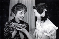 Marie Viková s Ninou Divíškovou / představení v Divadle Petra Bezruče / kolem roku 1960