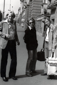 Marie Viková se syny Ondřejem a Martinem / kolem roku 1980