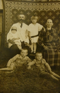 Dědeček a babička Kuchynkovi s vnoučaty