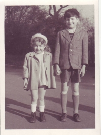 Pamětník se sestrou Olgou
